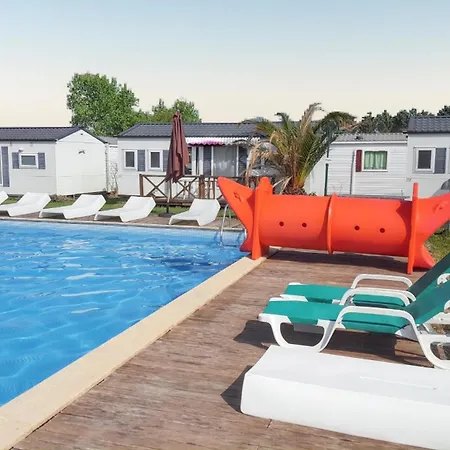 Dom wakacyjny Charming House In With Shared Pool *
